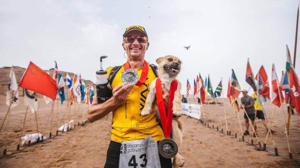 Dion Leonard with Gobi the dog (Credit: 4 Deserts, Omni Cai)