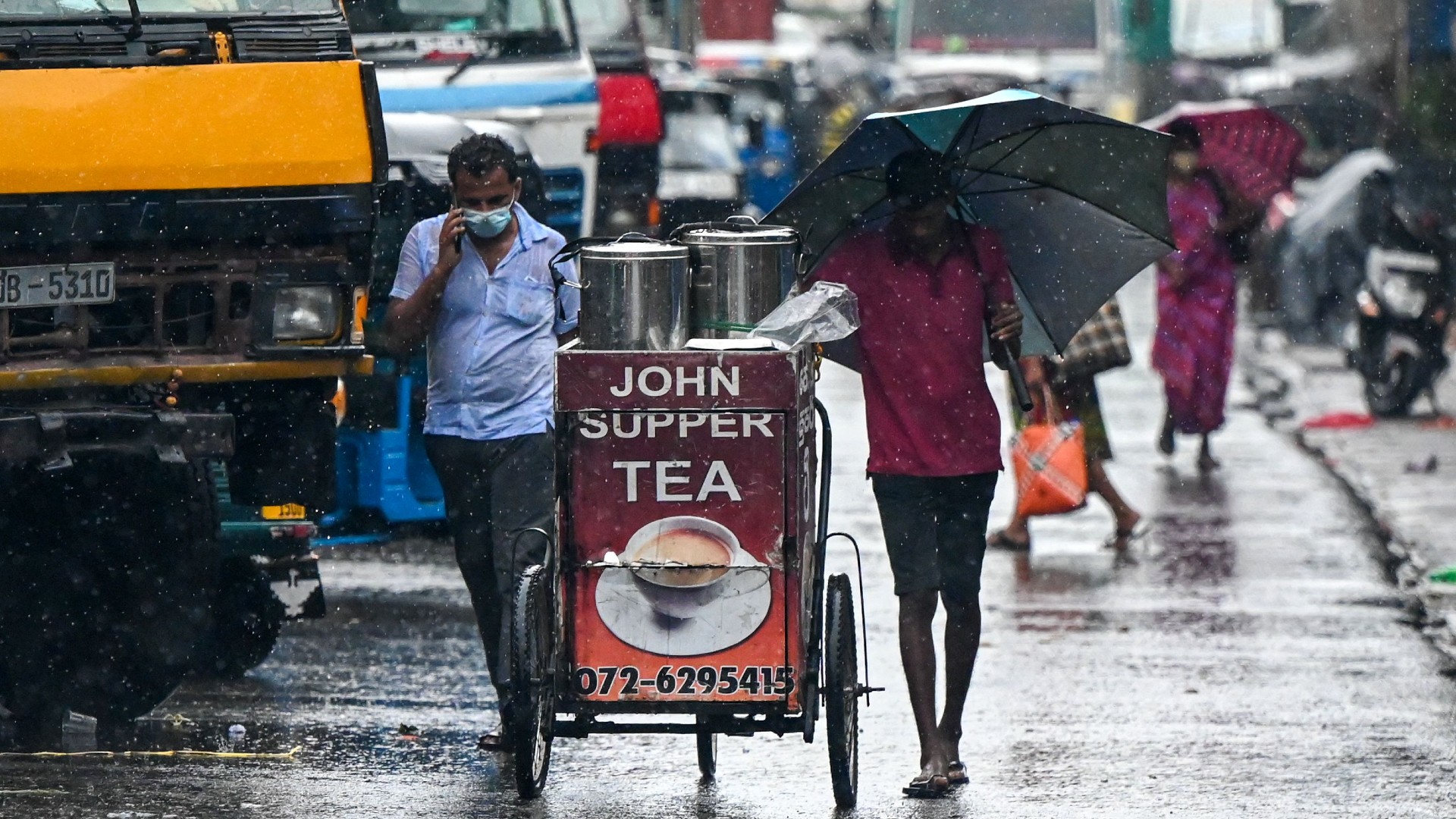 A tea seller in Sri Lanka (Credit: Getty Images)