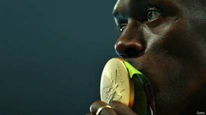 Usain Bolt besa la medalla