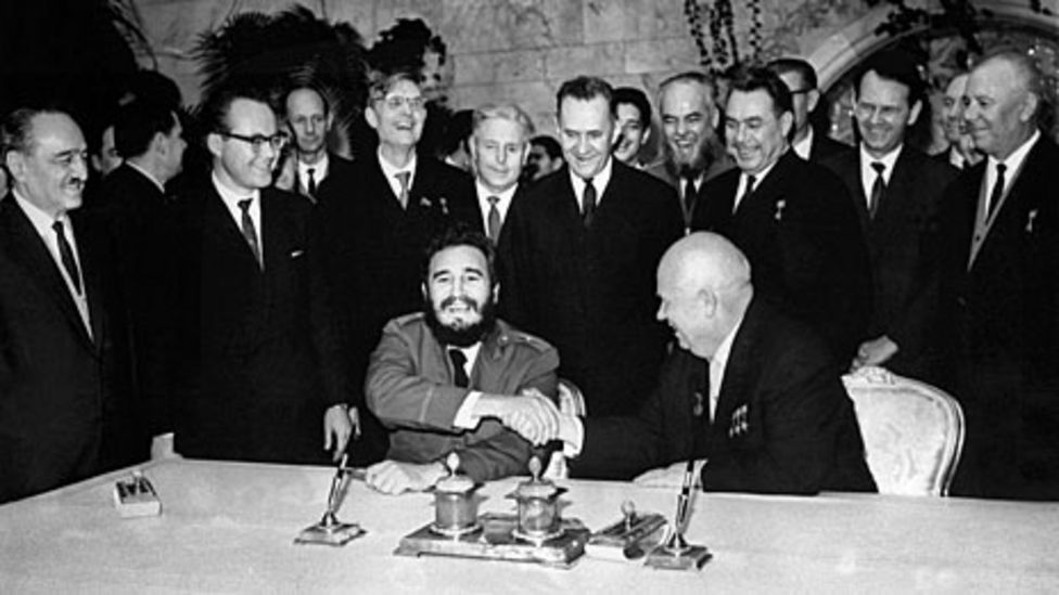 El líder soviético Nikita Jruschov le da la mano a Fidel Castro en el Kremlin en 1964