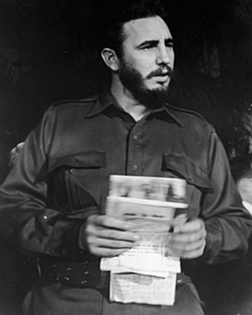  Fidel Castro en uniforme, con documentos en la mano (Nueva York, 1959)