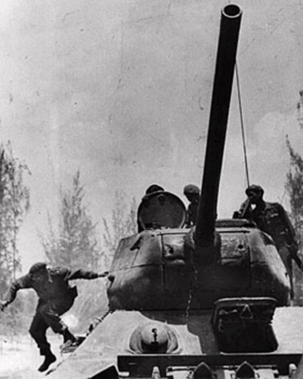 Fidel Castro salta de un tanque a su llegada a Girón, cerca de la Bahía de Cochinos