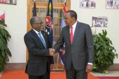 Rais John Pombe Magufuli na mwenzake wa Kenya Uhuru Kenyatta baada ya kiongozi huyo wa Tanzania kuwasili nchini Kenyai