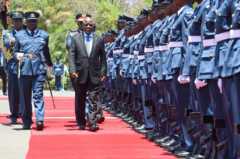 Rais Magufuli akikagua gwaride la heshima