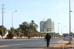 Il n'y a presque personne dans les rues de Banjul