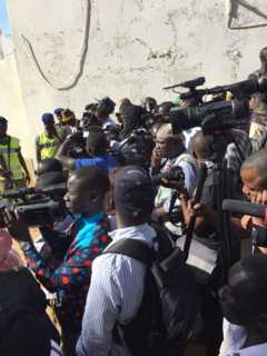 Des journalistes devant l'ambassade de la Gambie à Dakar