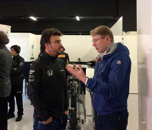 Spotted in the #McLaren garage. Two world champions deep in conversation... #F1Testing #FlyingFinn