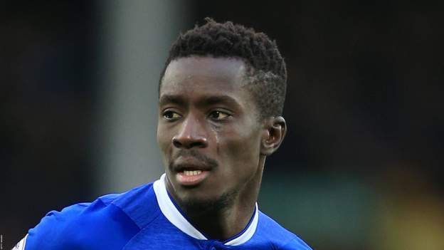 Idrissa Gueye Everton Reject Paris St Germain Bid As Yannick Bolasie