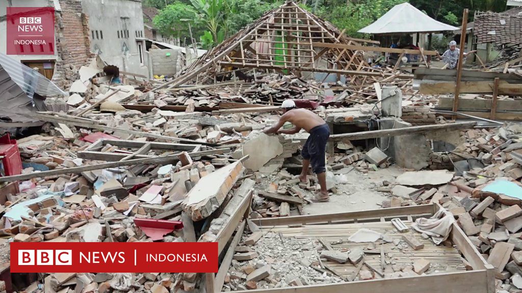 Gempa Lombok: Mencari harta benda di antara puing rumah ...