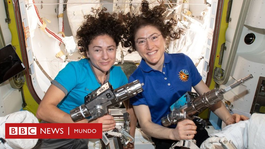 Dos astronautas mujeres en el espacio la histórica caminata espacial