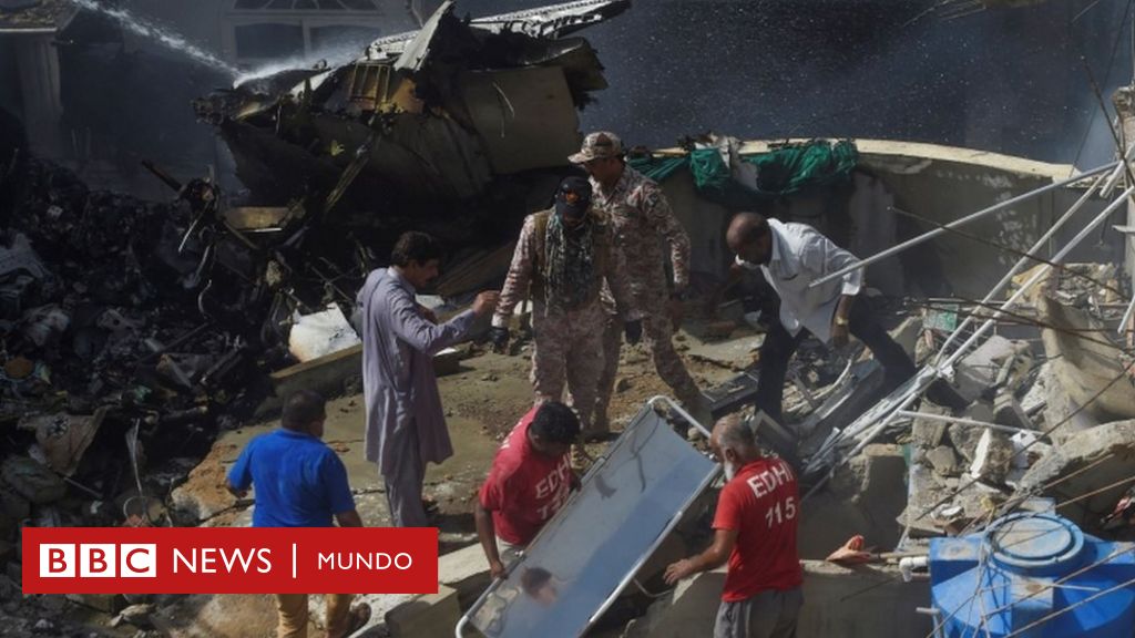 Accidente A Reo En Pakist N Decenas De Muertos Al Estrellarse Un Avi N