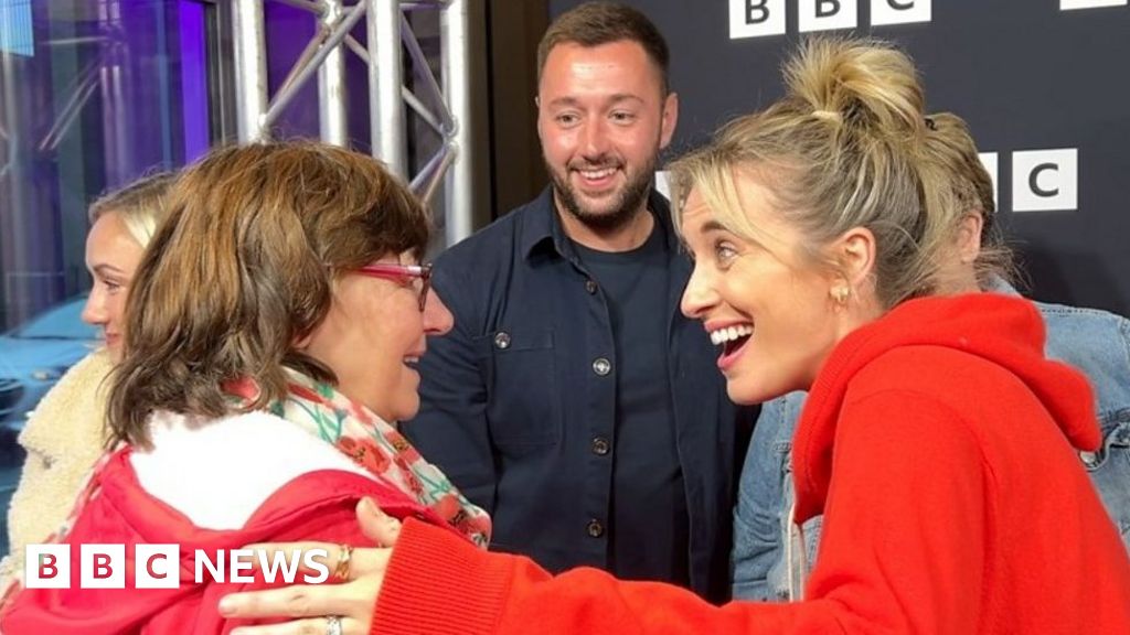 Vicky Mcclure S Dementia Choir Get Stopped For Autographs