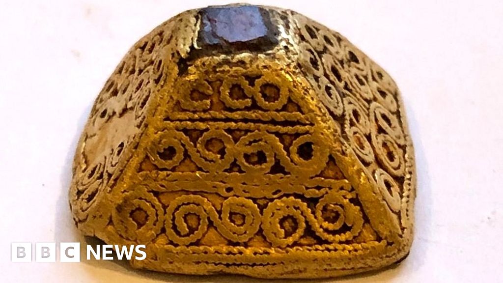 Suffolk Detectorist Finds Anglo Saxon Gold Pyramid Mount BBC News