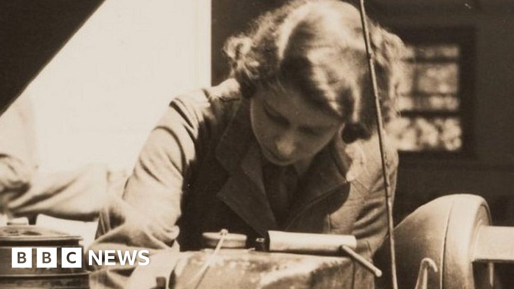 Archive Of Queen Elizabeth As Wartime Mechanic Sells For Bbc News