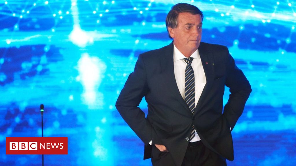 O que diz Bolsonaro sobre compra de dezenas de imóveis por sua família