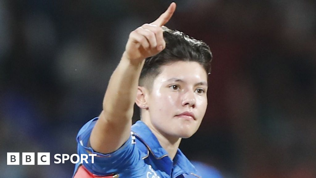 Women S Premier League Issy Wong Hat Trick Leads Mumbai Indians Into