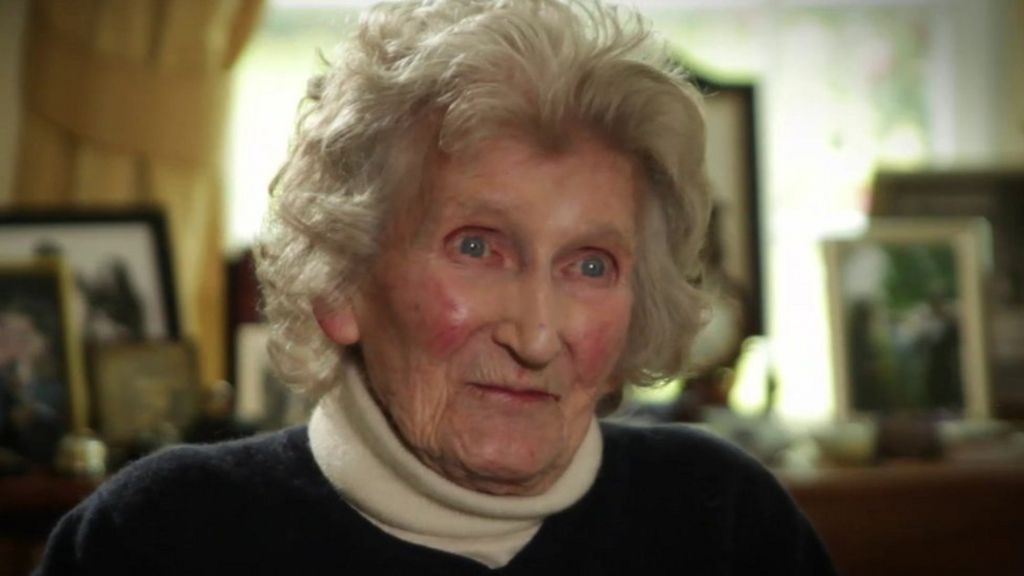 Queen's cousin Margaret Rhodes dies - BBC News