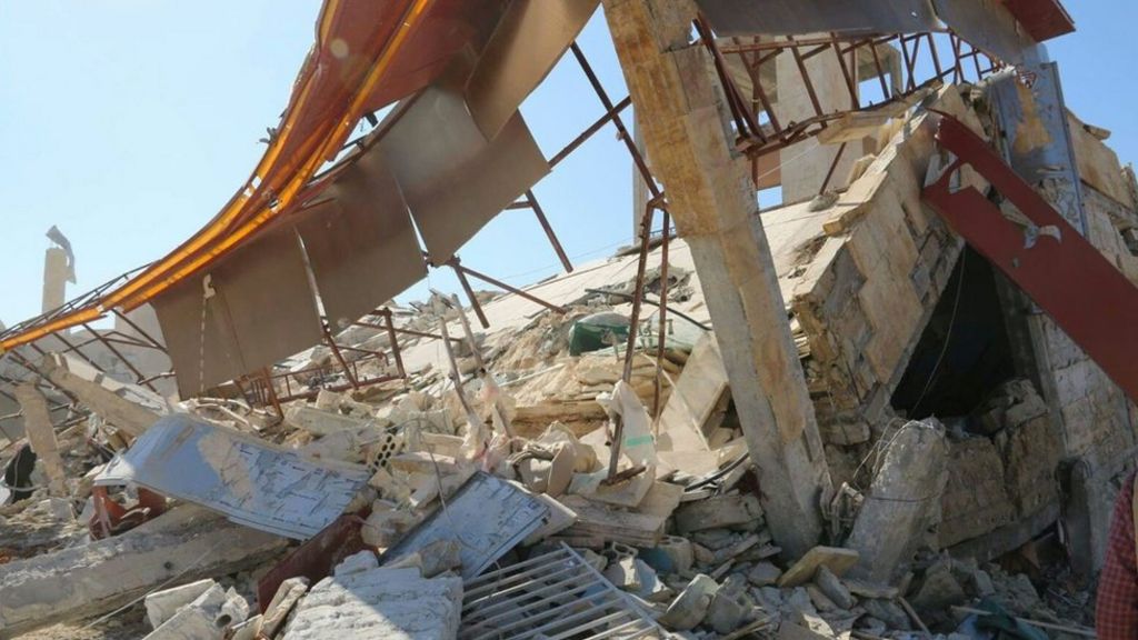 Syria hospital strikes 'killed 50'