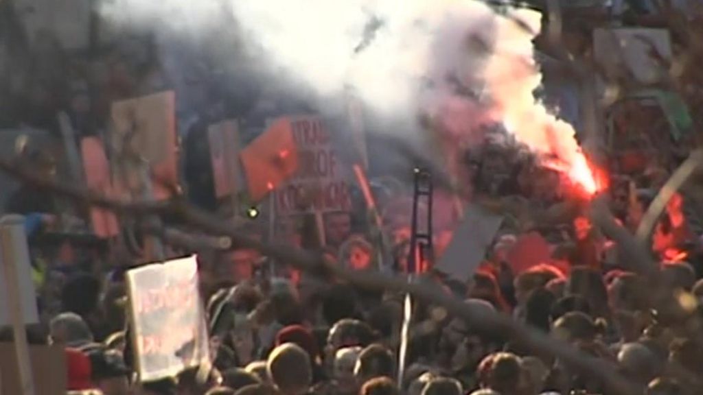 VIDEO: Flares fired at Iceland PM protest
