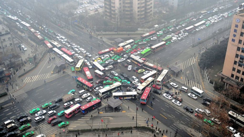 China traffic dance video goes viral - BBC News - BBC.com - BBC News