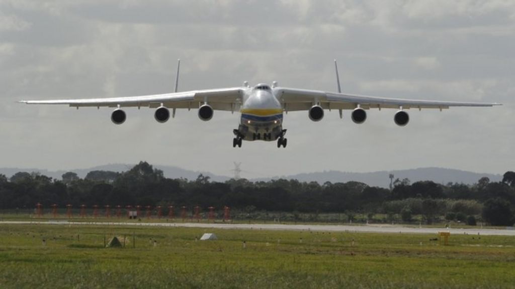 Largest plane draws crowds in Australia