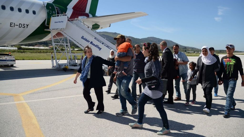 Pope takes Syrian migrants to Vatican