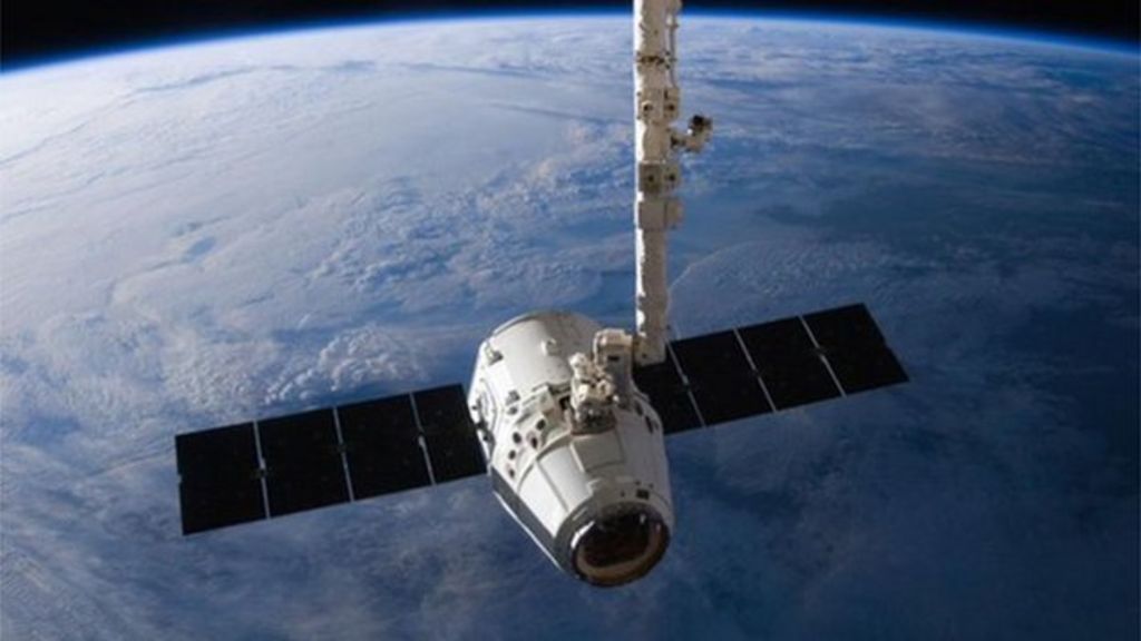 Tim Peake captures SpaceX capsule on board the ISS
