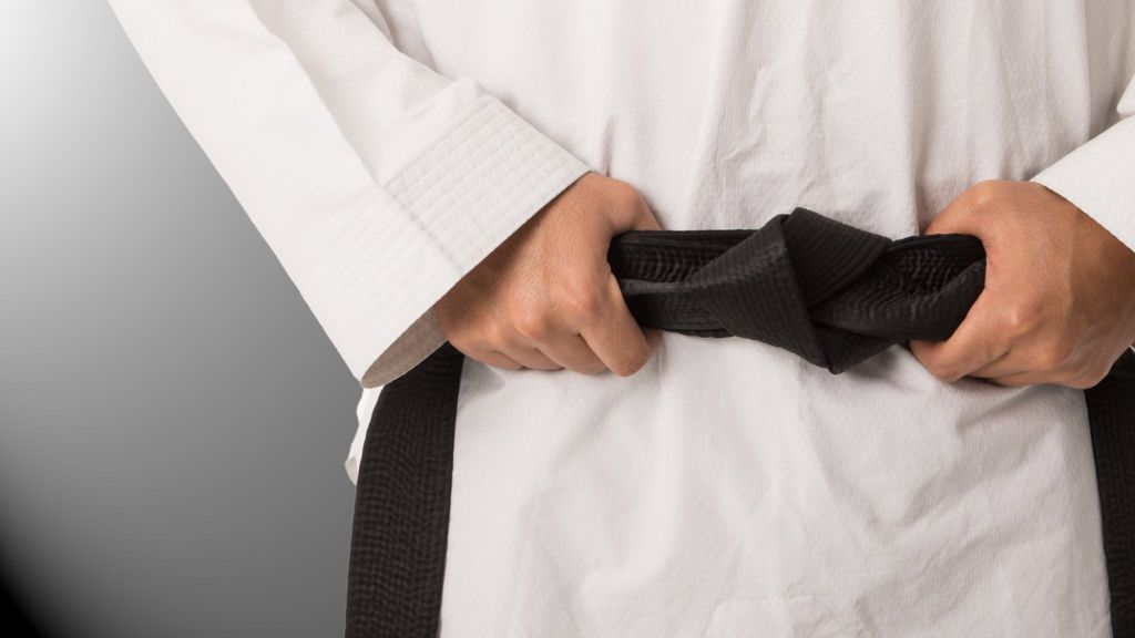 Karate expert defeats Irvine store robber