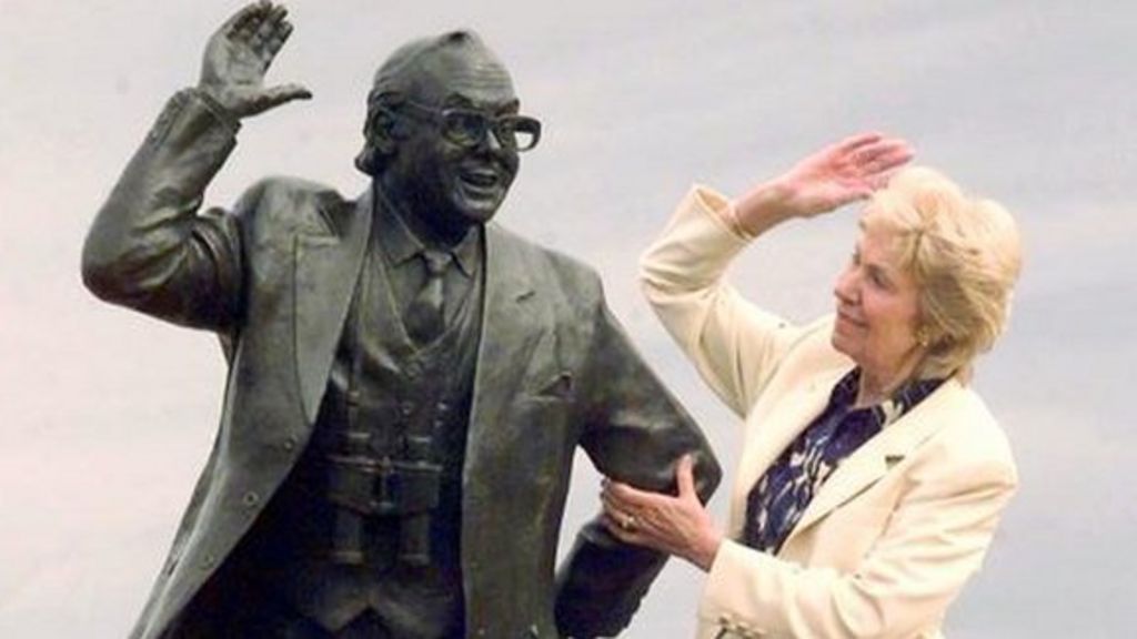 Eric Morecambe's widow burgled while she attends statue ceremony