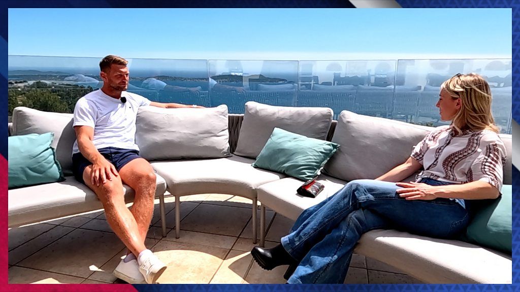 Dan Biggar Welcomes The Bbc Scrum V Podcast Into His Toulon Home Bbc