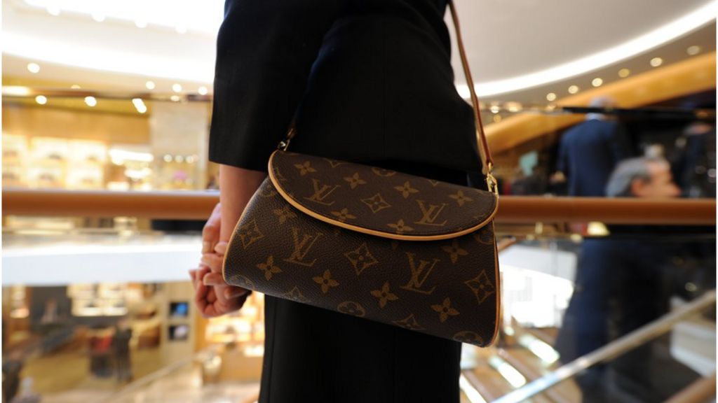 Louis Vuitton handbags &#39;cheapest in London&#39; after Brexit vote - BBC News