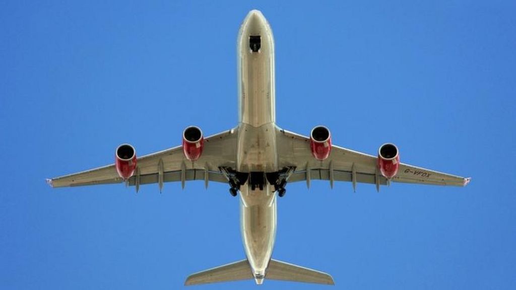 Travel shares weigh on FTSE 100