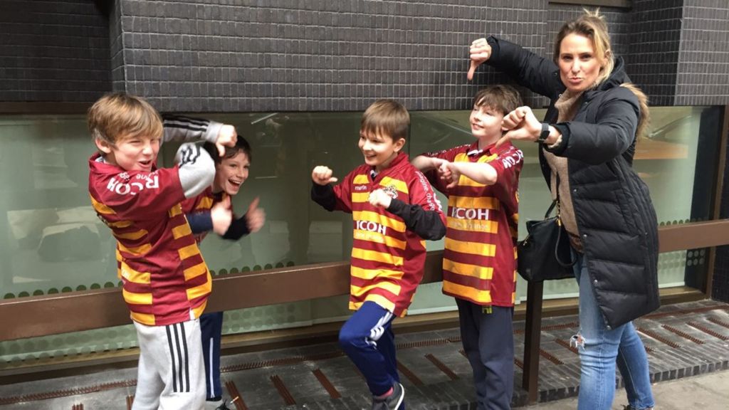 Mum covers anti-homeless spikes in Manchester with cushions