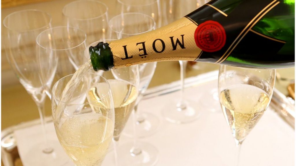 Alcohol sales climb as UK toasts Olympics success - BBC News