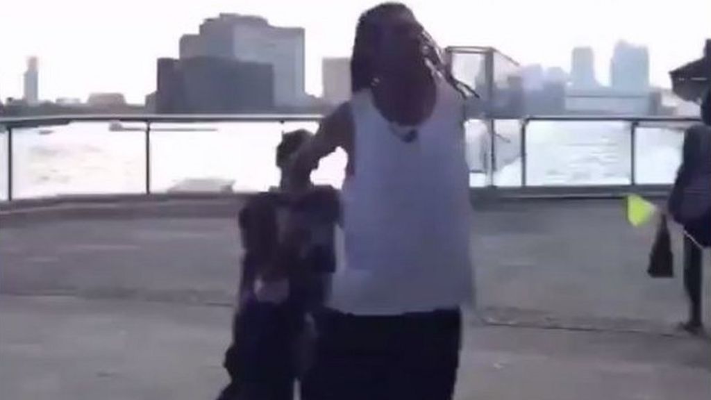 Video shows Jewish family being abused in east London - BBC News