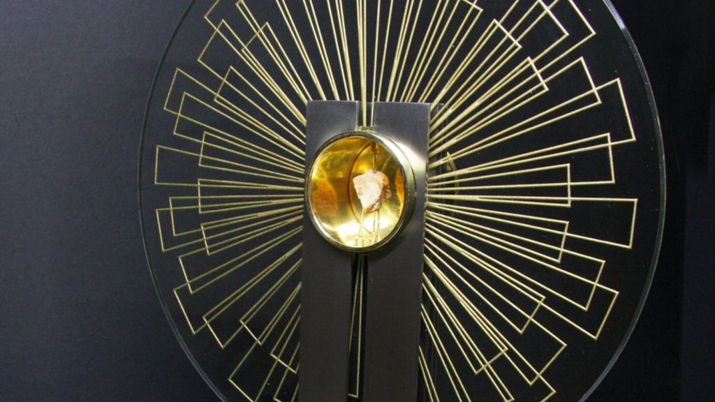Becket bone relic taken to Canterbury