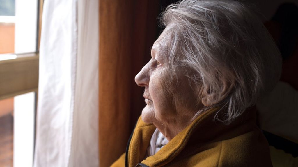 Loneliness to be tackled in new project in Glasgow - BBC News