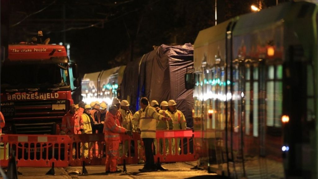 Croydon tram crash: Carriages removed from site - BBC News