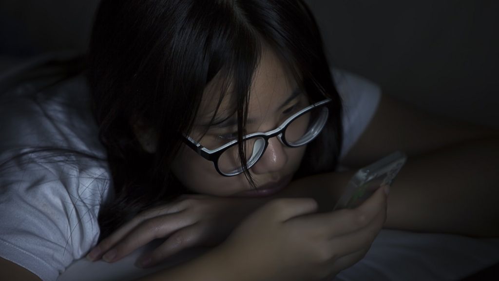 Teenagers 'checking mobile phones in night'