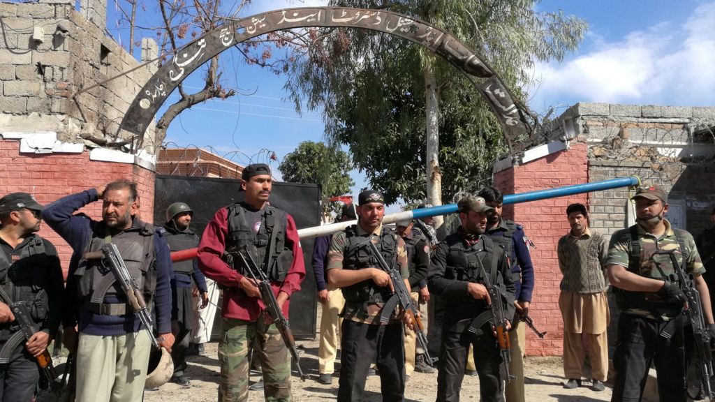 Suicide Bombers Killed After Targeting Pakistan Court - BBC News