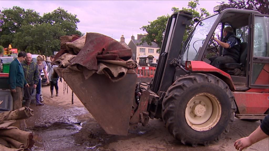 Flood clean-up as gales delay Open