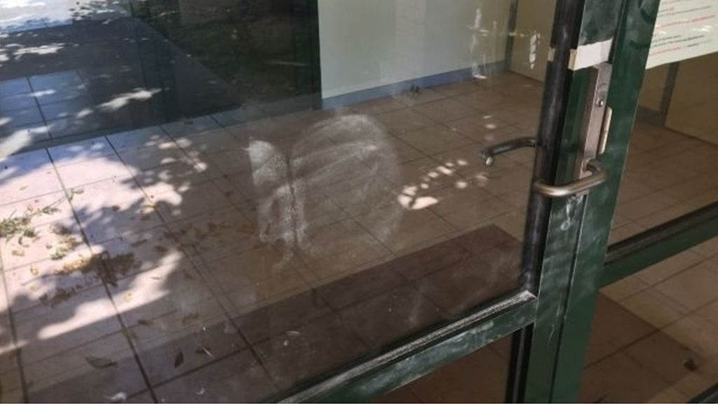 Australian police dust crime scene, uncover bottom print - BBC News