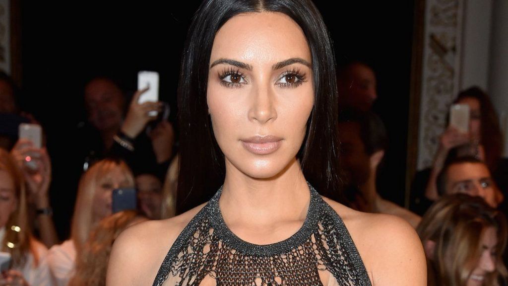 'Don't dress like Kim Kardashian' says Queen's University Belfast - BBC News