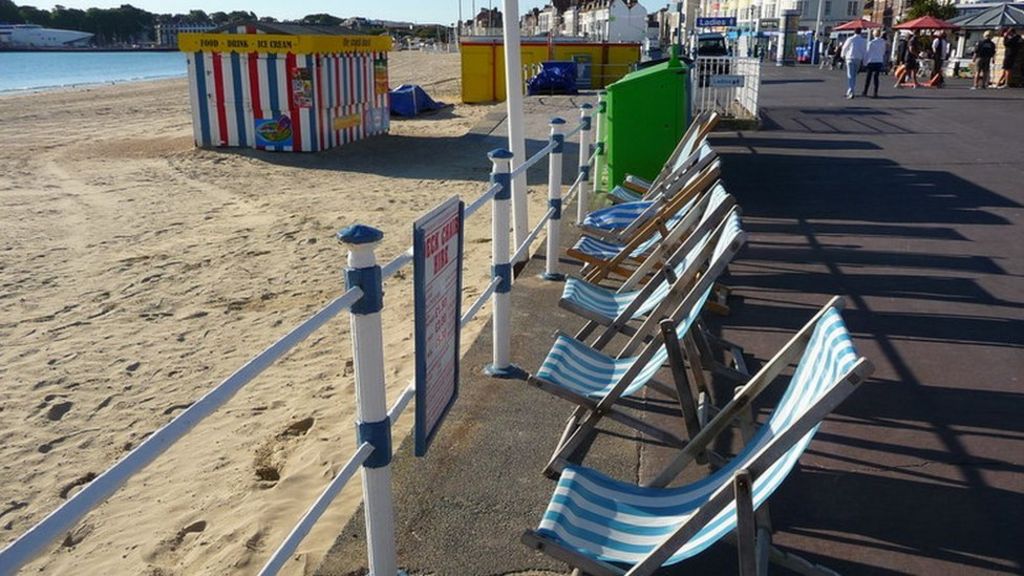 Views sought on scrapping free Weymouth deckchair over 60s passes - BBC News