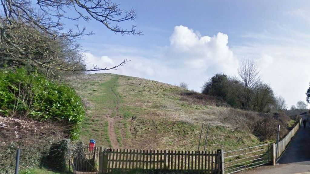 Boy aged about 12 robs woman in Henley-in-Arden