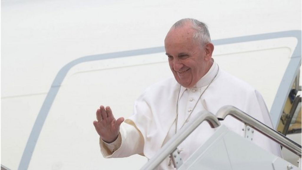 VIDEO: Pope Francis lands to cheers in US
