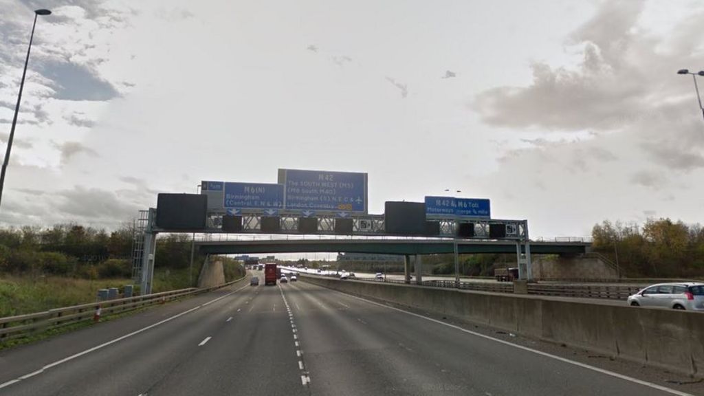 Woman gives birth on hard shoulder