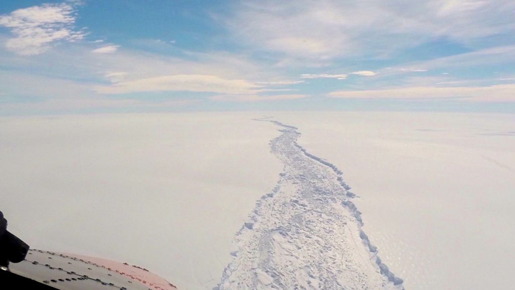 Plane flies along Antarctica's giant Larsen crack