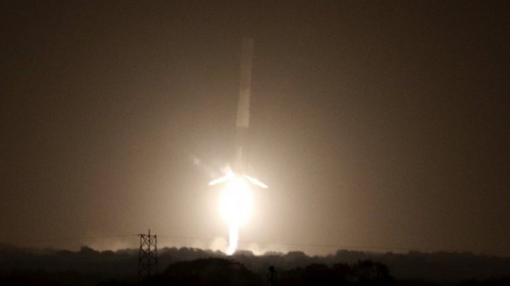 US rocket in historic upright landing