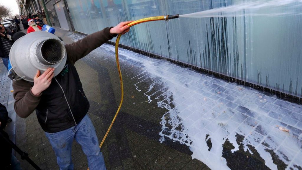 VIDEO: Angry farmers spray milk in Brussels